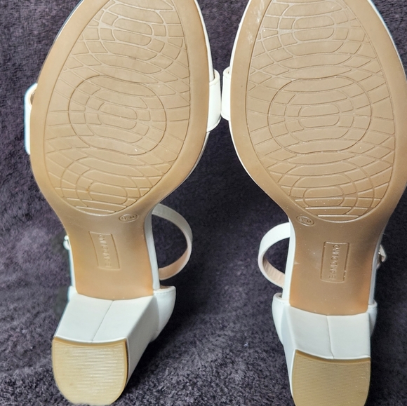 Sz 9.5 White Heels with Gold & Emerald Details - Picture 5 of 6